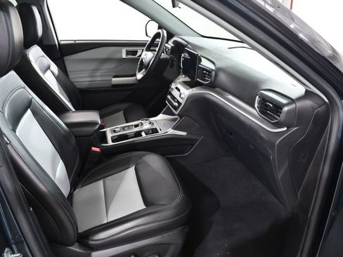 Used 2022 Ford Explorer XLT w/ Equipment Group 202A image 10