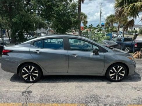 Used 2022 Nissan Versa SR FWD image 9