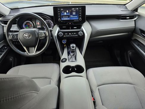 Used 2022 Toyota Venza LE image 18