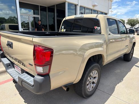 Used 2018 Toyota Tacoma SR5 RWD image 5