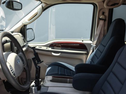 Used 2004 Ford Excursion Limited image 9