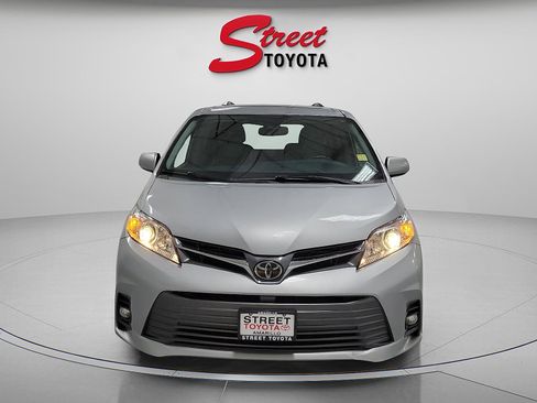 Certified 2020 Toyota Sienna XLE image 4