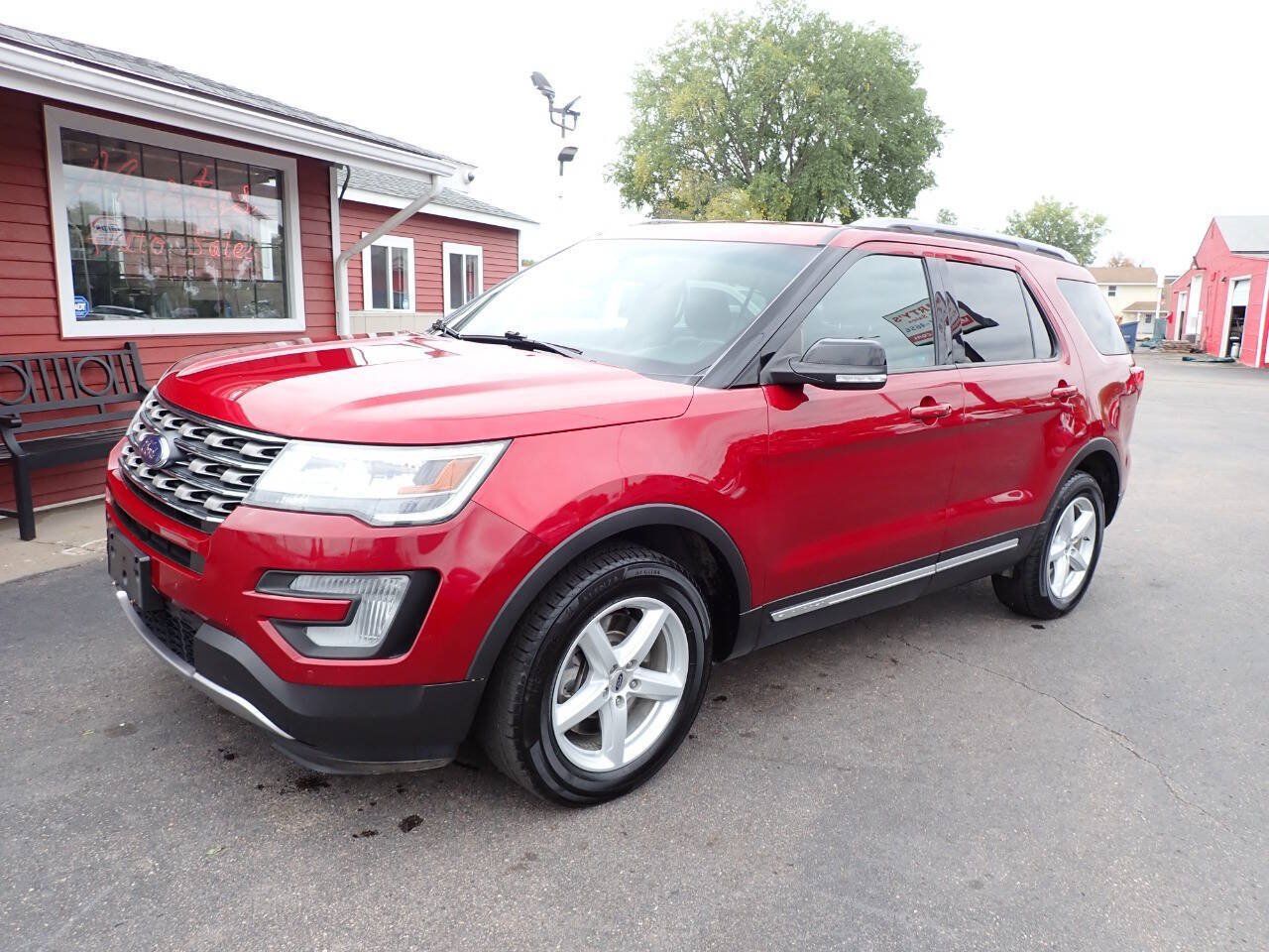 Used 2017 Ford Explorer XLT w/ Equipment Group 202A AWD/4WD image 3
