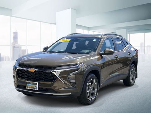 Used 2024 Chevrolet Trax LT w/ Sunroof Package FWD image 1