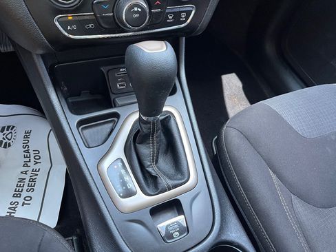 Used 2017 Jeep Cherokee Latitude FWD image 16