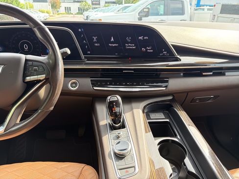 Used 2021 Cadillac Escalade Premium Luxury AWD/4WD image 31