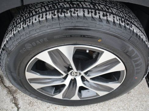 Used 2023 Toyota Highlander XLE AWD/4WD image 28