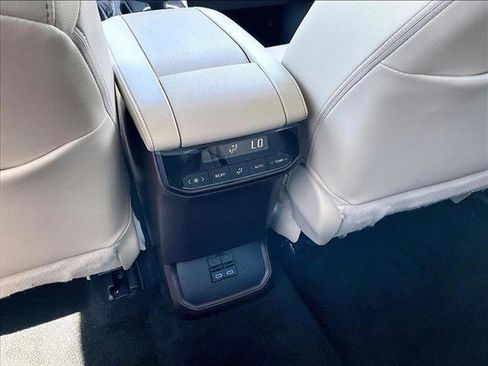 Used 2022 Toyota Highlander XLE AWD/4WD image 25