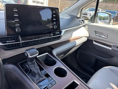 Used 2021 Toyota Sienna XLE FWD image 6
