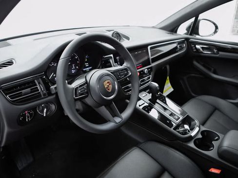 Certified 2026 Porsche Macan AWD/4WD image 4