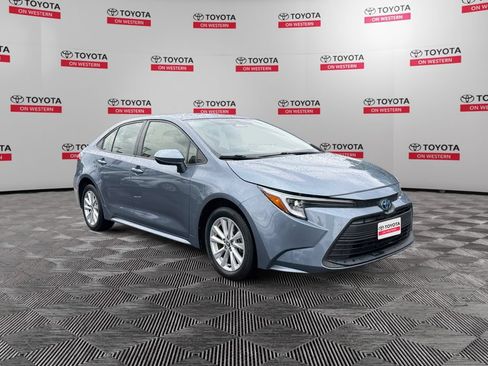 Used 2023 Toyota Corolla LE w/ LE Convenience Package FWD image 3