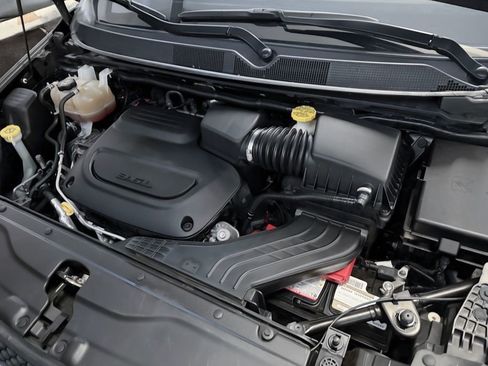 Used 2023 Chrysler Voyager LX image 28