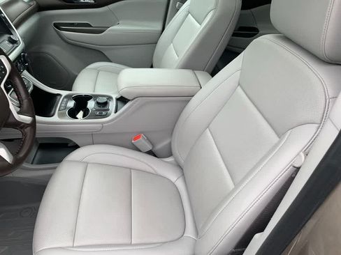Certified 2023 GMC Acadia SLT w/ Technology Package AWD/4WD image 19