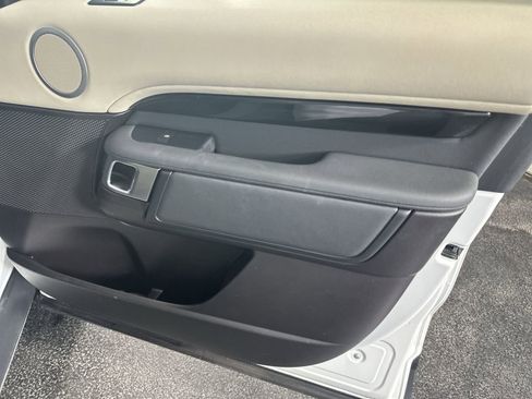 Used 2019 Land Rover Discovery SE image 36