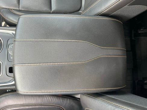 Used 2021 Chevrolet Traverse Premier AWD/4WD image 32
