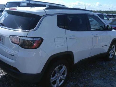 Used 2024 Jeep Compass Latitude AWD/4WD image 5