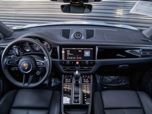 Certified 2026 Porsche Macan AWD/4WD image 21