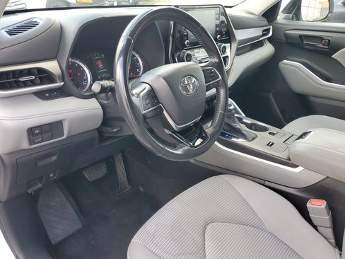 Used 2021 Toyota Highlander LE FWD image 16