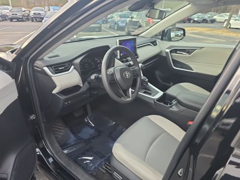 Used 2023 Toyota RAV4 XLE Premium image 17