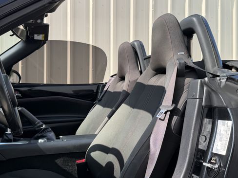 Used 2019 MAZDA MX-5 Miata Club RWD image 17