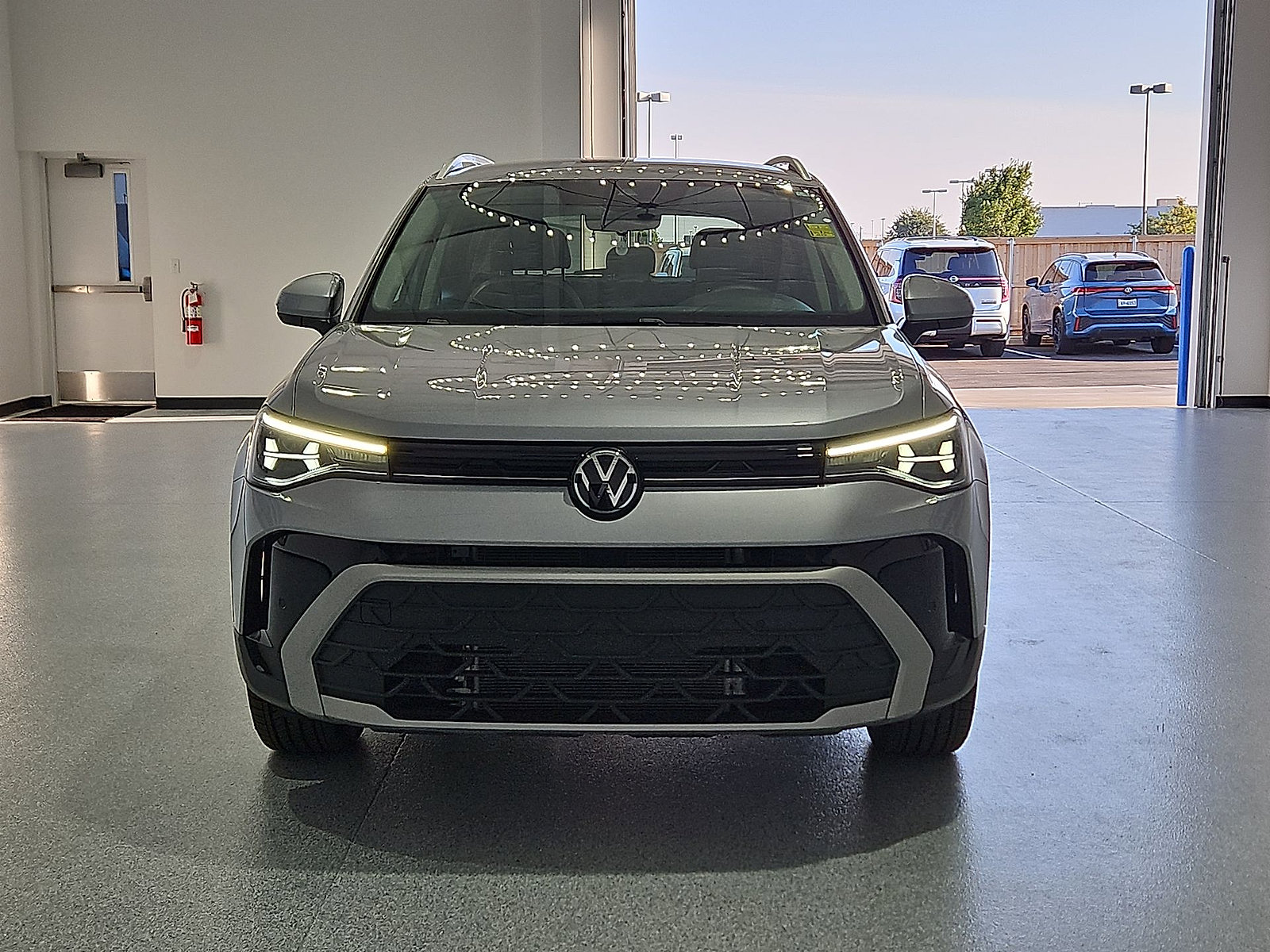 Certified 2025 Volkswagen Taos SE FWD image 3