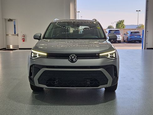 Certified 2025 Volkswagen Taos SE FWD image 3