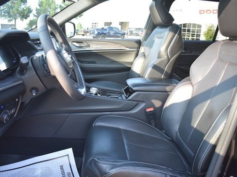 Used 2022 Jeep Grand Cherokee Overland w/ Luxury Tech Group IV AWD/4WD image 16