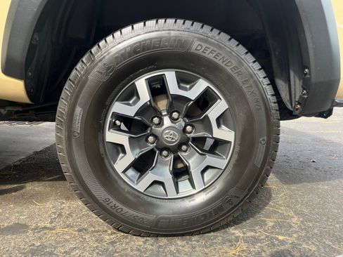 Used 2019 Toyota Tacoma TRD Off-Road w/ Technology Package AWD/4WD image 28