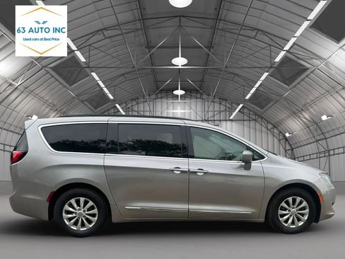 Used 2017 Chrysler Pacifica Touring-L FWD image 6