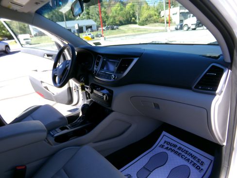 Used 2017 Hyundai Tucson SE image 25