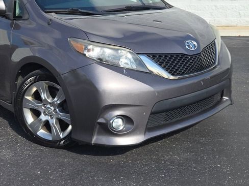 Used 2012 Toyota Sienna SE image 2