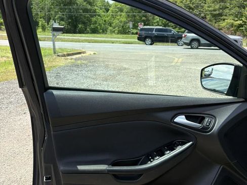 Used 2016 Ford Focus SE FWD image 11