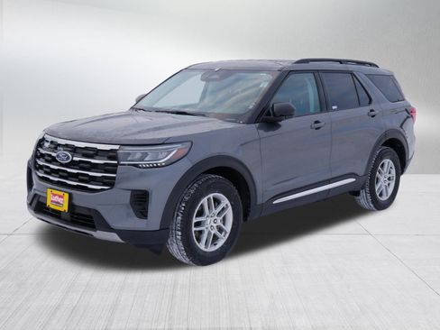 Used 2025 Ford Explorer Active image 3