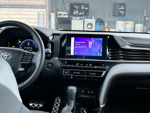 Used 2025 Toyota Camry SE w/ Convenience Package FWD image 19