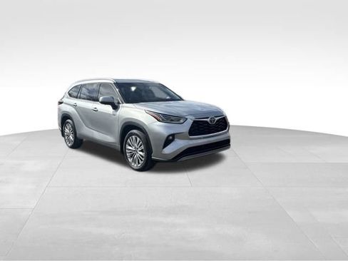 Used 2025 Toyota Highlander Platinum image 6