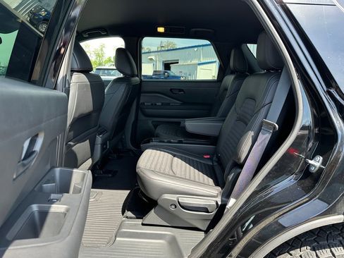 Used 2025 Nissan Pathfinder Rock Creek AWD/4WD image 11