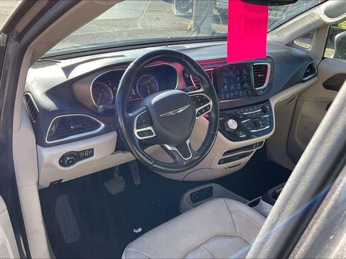 Used 2018 Chrysler Pacifica Touring-L Plus w/ Advanced Safetytec Group FWD image 7