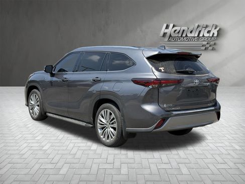 Used 2024 Toyota Highlander Platinum FWD image 7