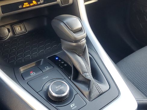 Certified 2024 Toyota RAV4 LE image 28