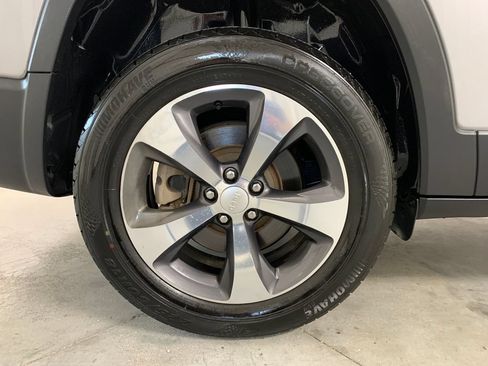 Used 2019 Jeep Cherokee Limited AWD/4WD image 28