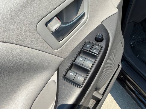 Used 2017 Toyota Sienna LE FWD image 31