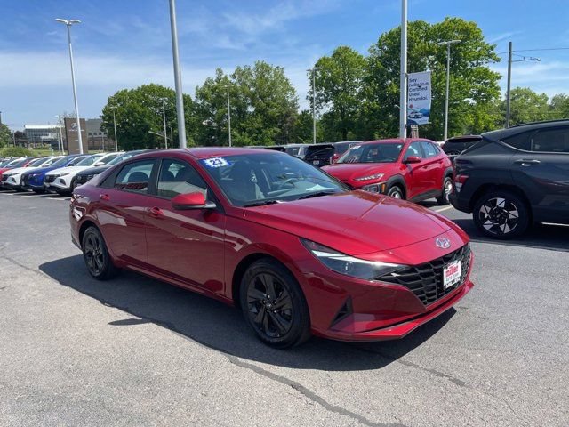 Used 2023 Hyundai Elantra SEL FWD image 2