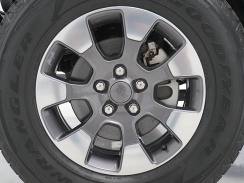 Used 2018 Jeep Wrangler Unlimited Sahara w/ LED Lighting Group image 30