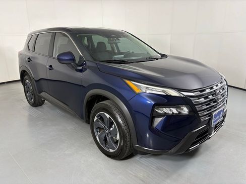 Used 2024 Nissan Rogue SV FWD image 2