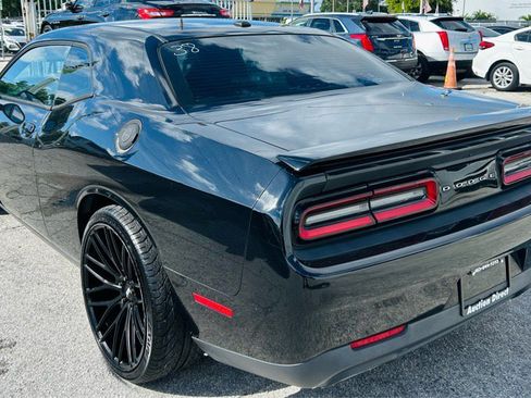 Used 2017 Dodge Challenger R/T image 3