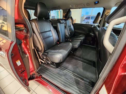 Used 2018 Toyota Sienna SE FWD image 22