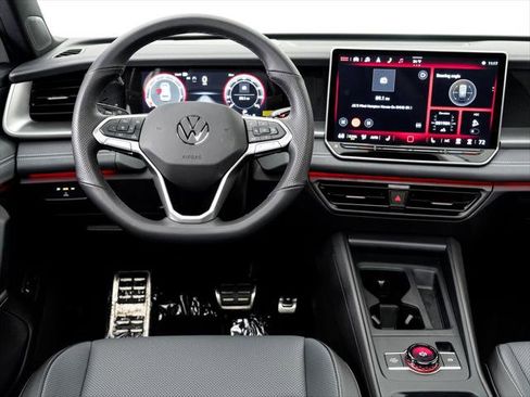 Used 2025 Volkswagen Tiguan SE R-Line AWD/4WD image 16