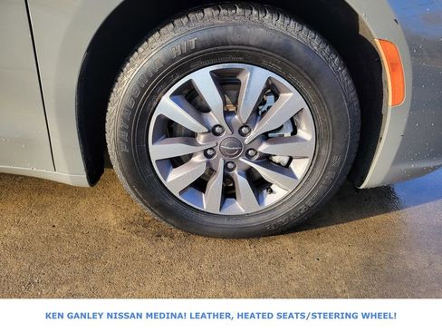 Used 2023 Chrysler Pacifica Touring-L image 22