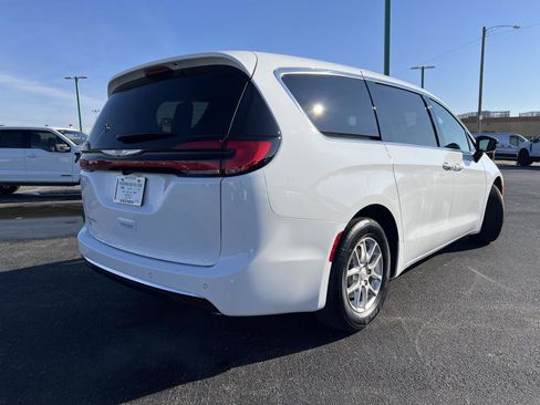 New 2026 Chrysler Pacifica Select image 4