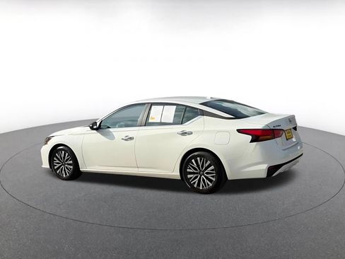 Used 2025 Nissan Altima 2.5 SV FWD image 10